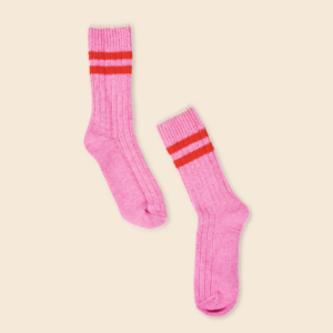 Dicke Stricksocken aus Wolle in Pink